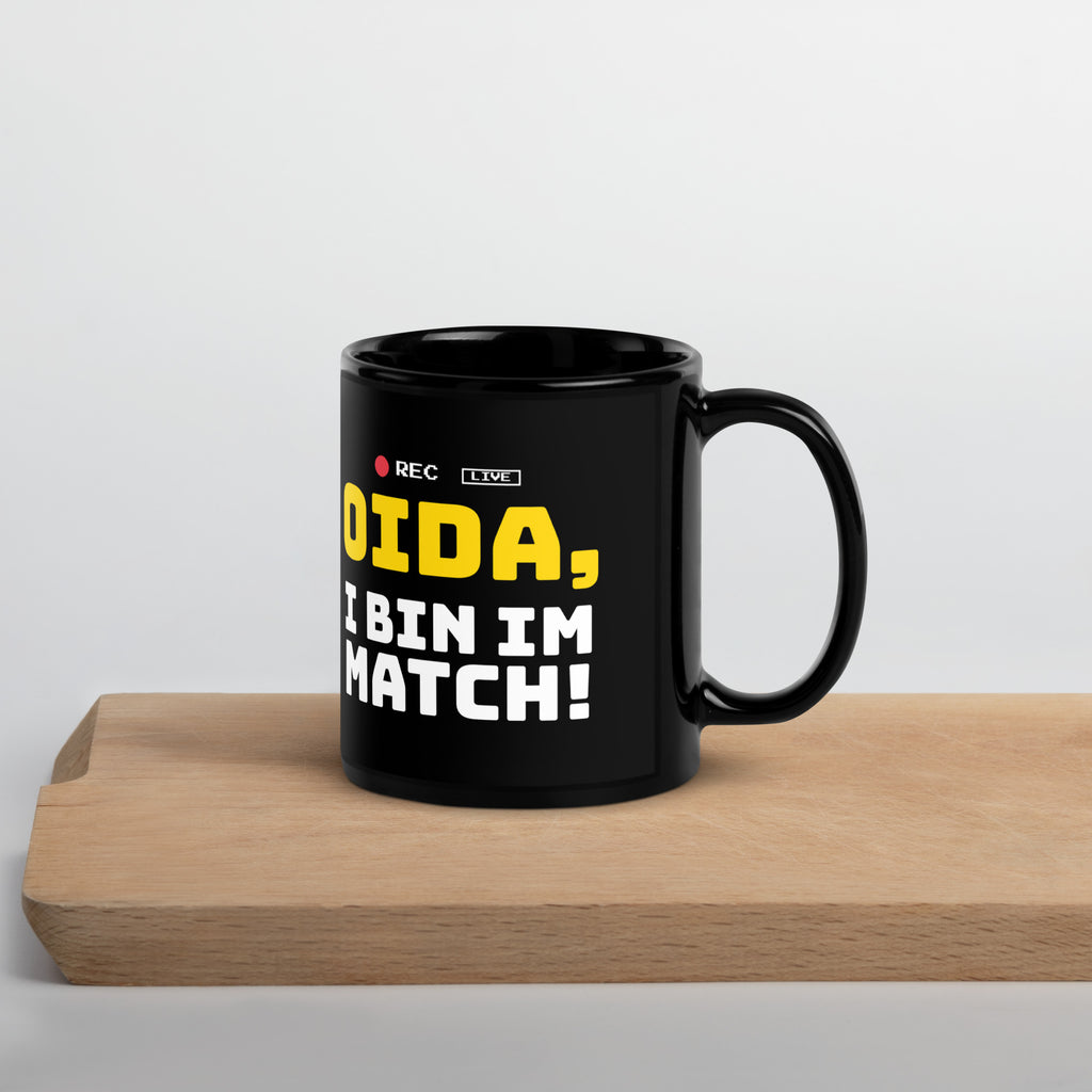 Oida, i bin im Match! Tasse schwarz 325 ml – Henkel rechts
