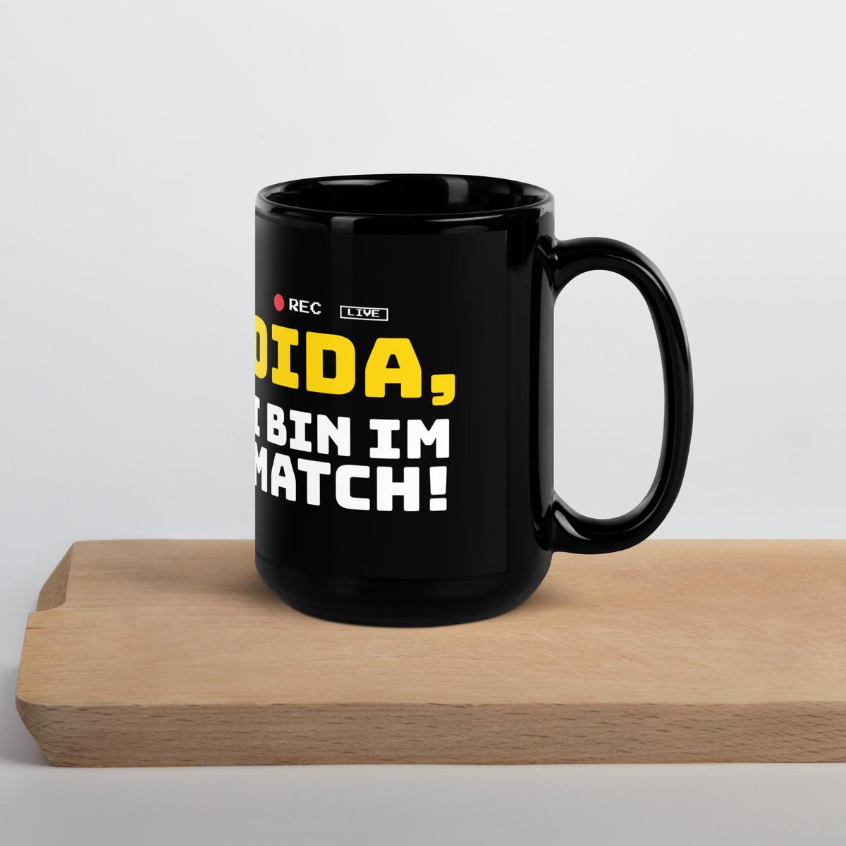 Oida, i bin im Match! Tasse schwarz 440 ml – Henkel rechts